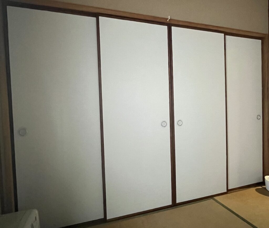 シールタイプふすま紙で張り替えた白い戸襖4枚の全景