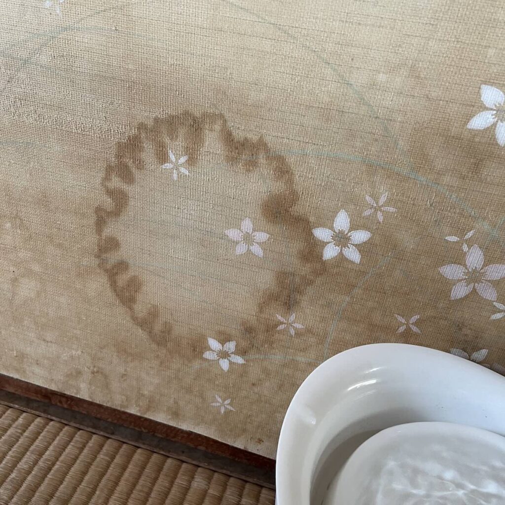 戸襖のふすま紙についた輪ジミ