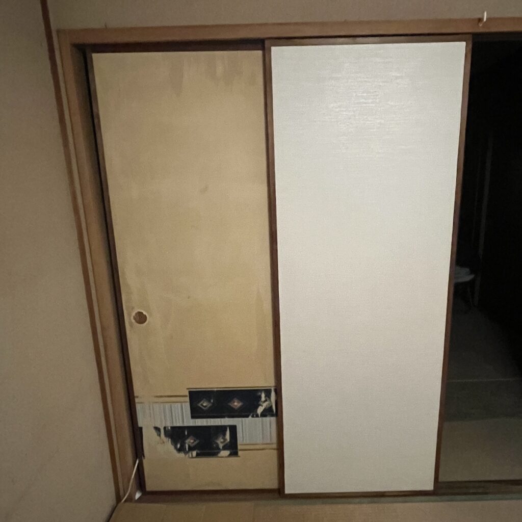 張り替え済みの白い戸襖と張り替え前の戸襖の比較