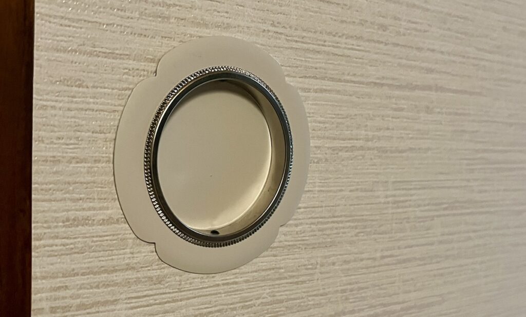 張り替えた戸襖に取り付けた花びらデザインの新しい引き手