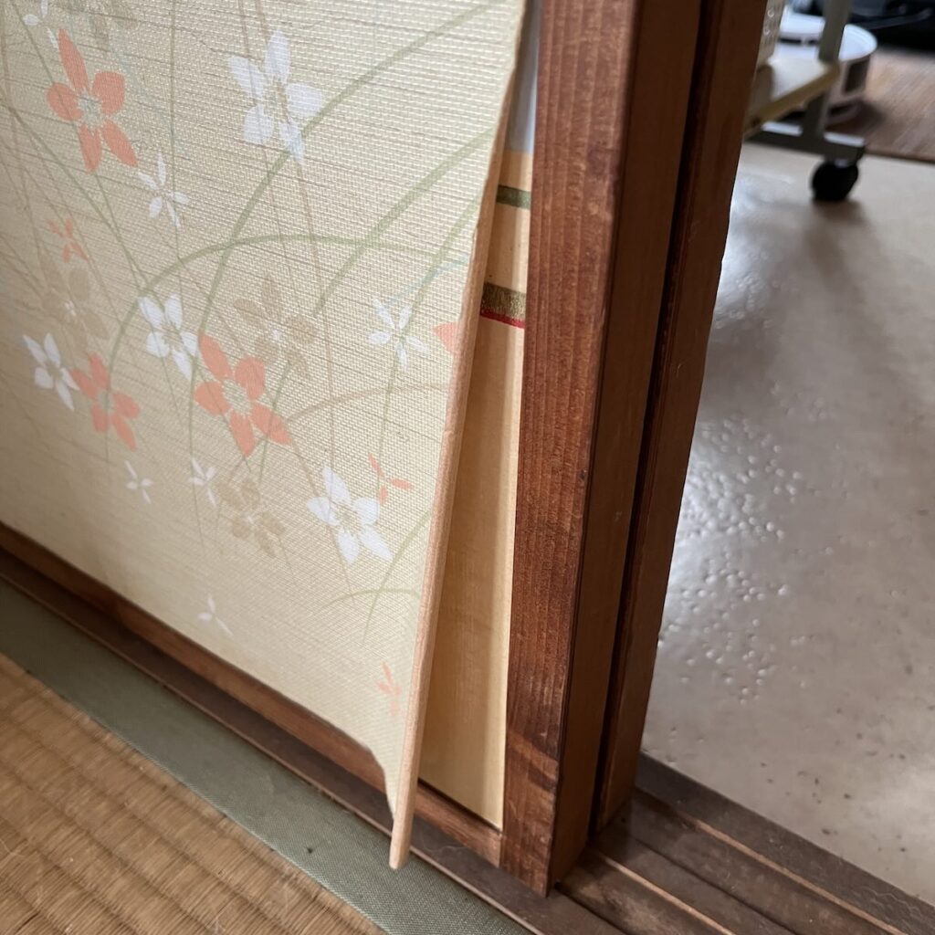 角が剥がれてめくれた戸襖のふすま紙